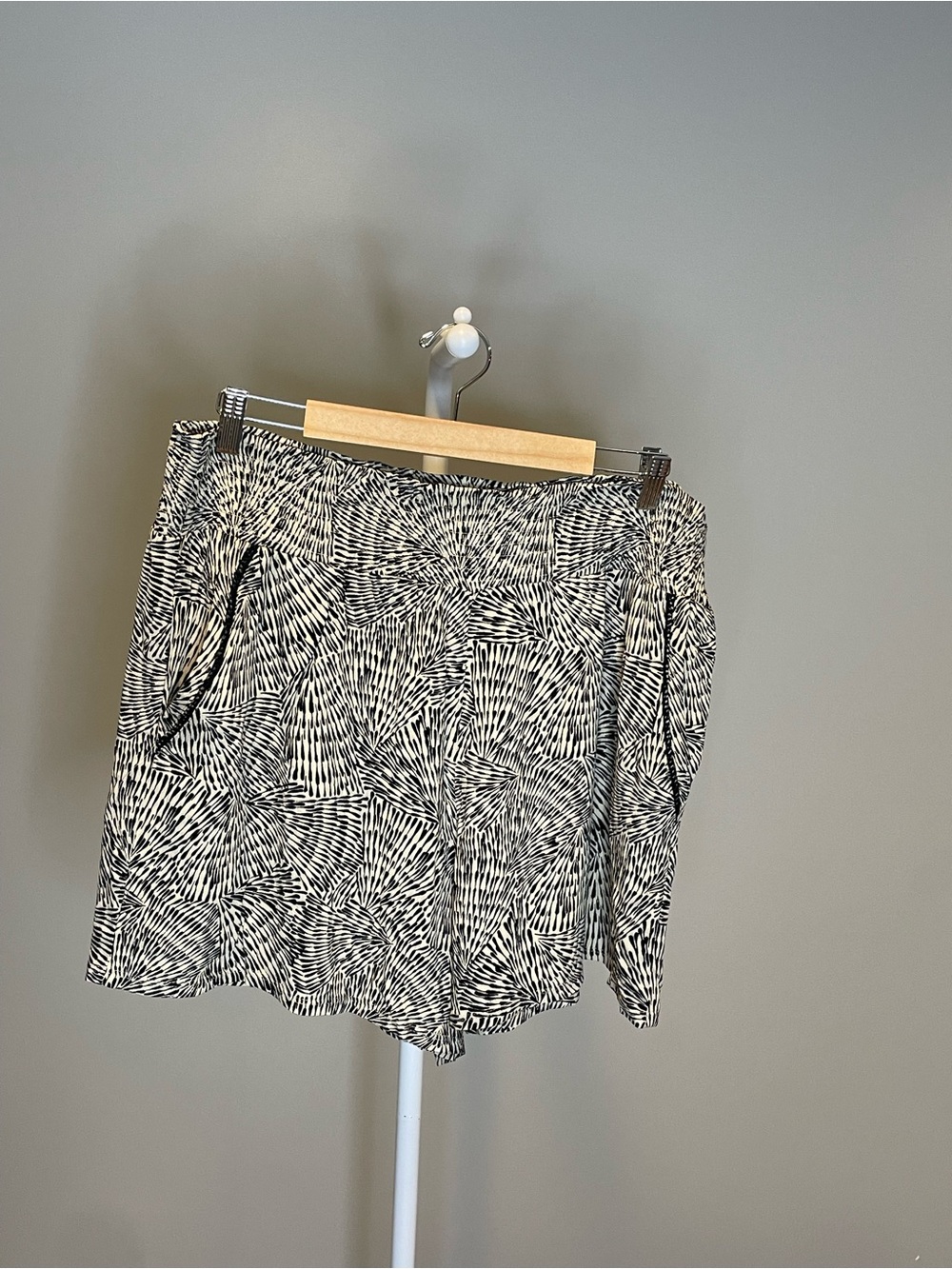 Three Dots Black and Beige Patterned Women’s Shorts